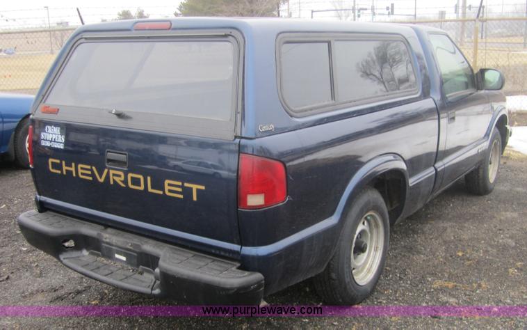 image for item 3096 2002 Chevrolet S-10 pickup truck