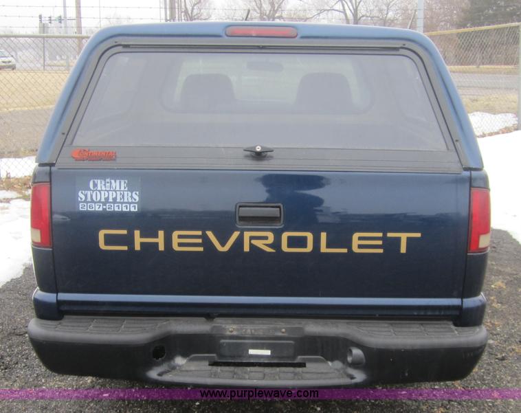 image for item 3096 2002 Chevrolet S-10 pickup truck