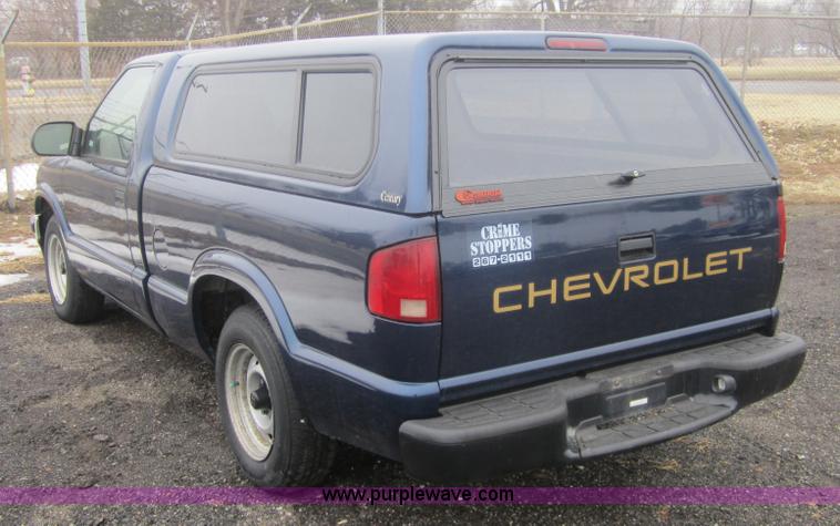 image for item 3096 2002 Chevrolet S-10 pickup truck