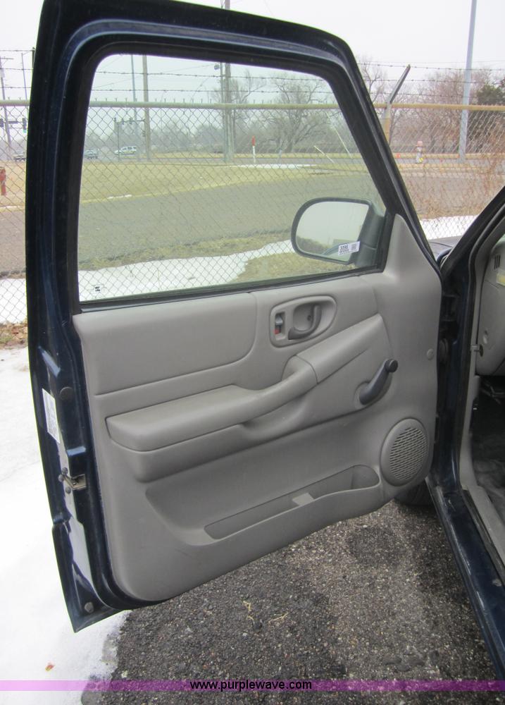 image for item 3096 2002 Chevrolet S-10 pickup truck