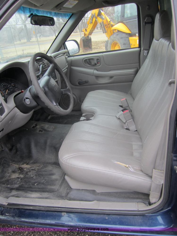 image for item 3096 2002 Chevrolet S-10 pickup truck