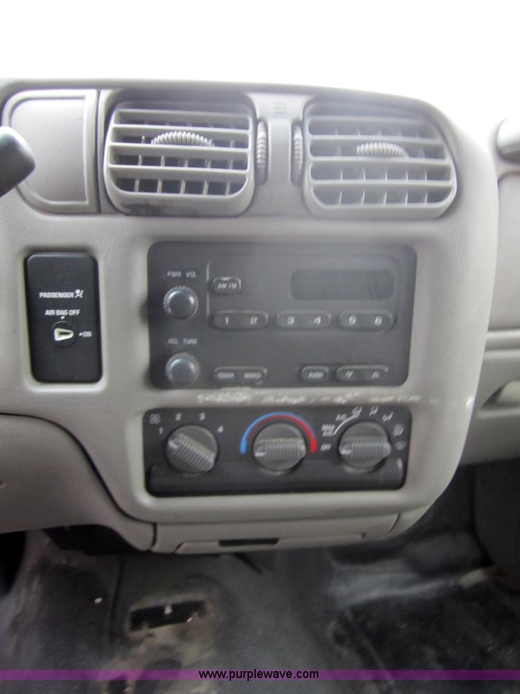 image for item 3096 2002 Chevrolet S-10 pickup truck