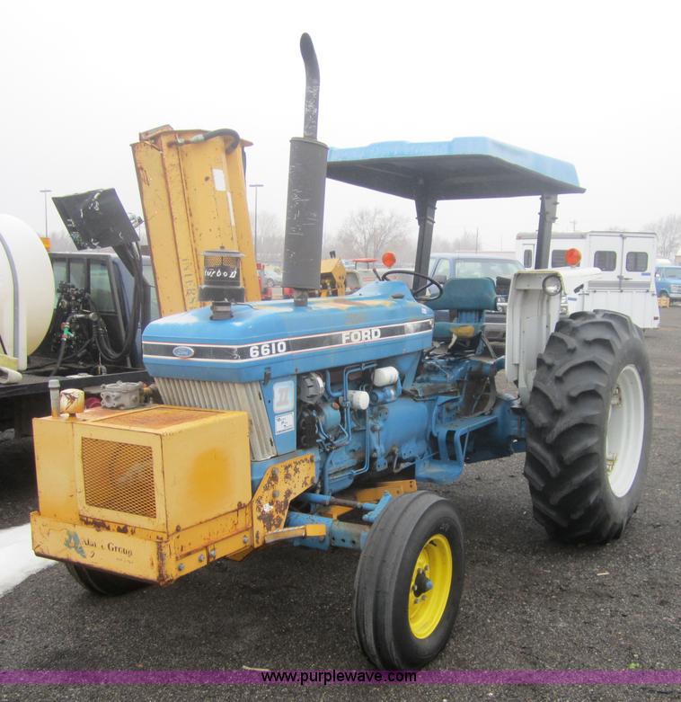 image for item 3098 1990 Ford 7740 New Holland tractor