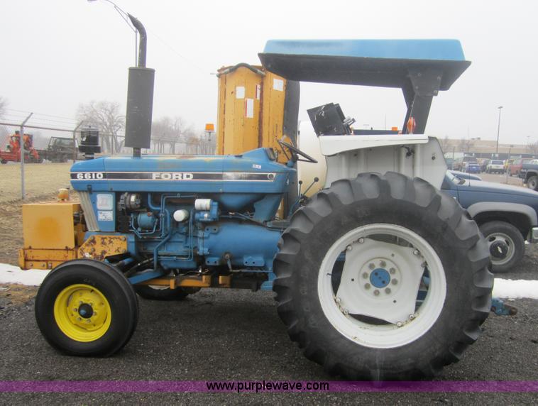 image for item 3098 1990 Ford 7740 New Holland tractor