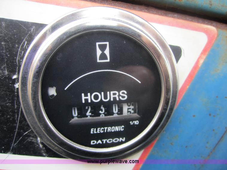 image for item 3098 1990 Ford 7740 New Holland tractor