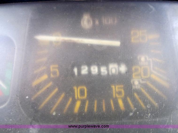 image for item 3098 1990 Ford 7740 New Holland tractor