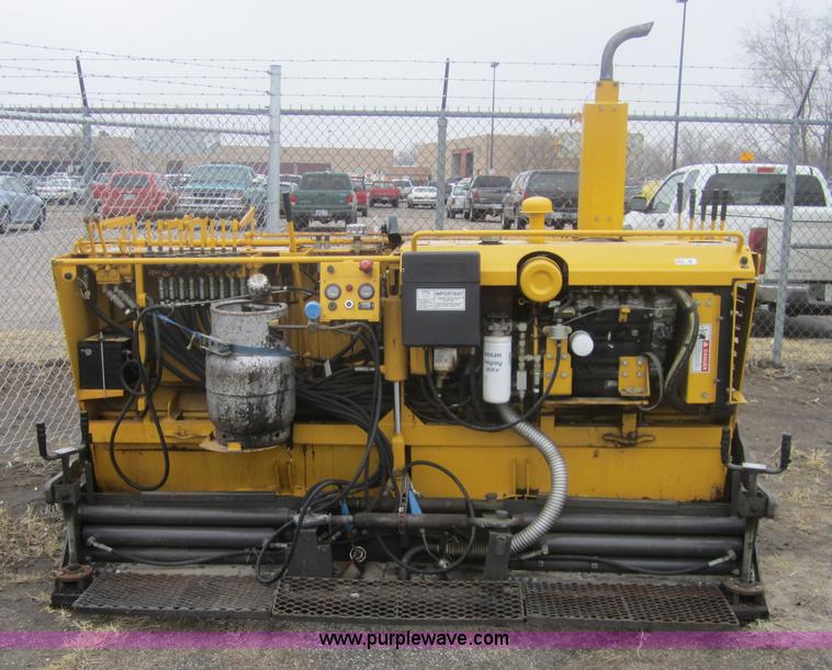 image for item 3263 2000 Gehl 1448 power box paver