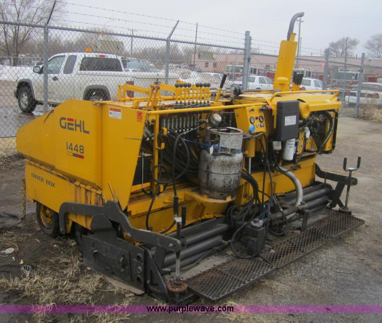 image for item 3263 2000 Gehl 1448 power box paver