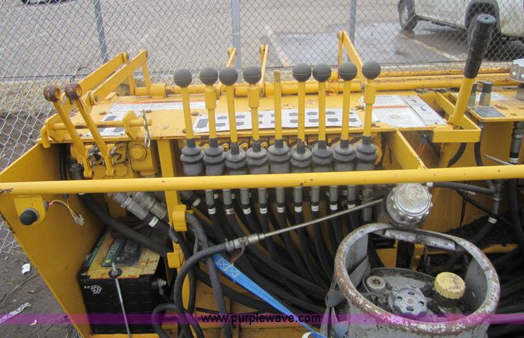 image for item 3263 2000 Gehl 1448 power box paver