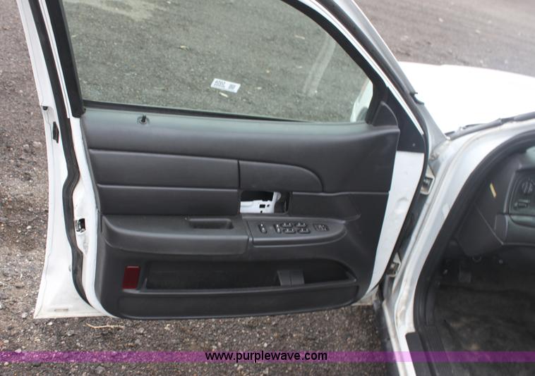 image for item 4060 2006 Ford Crown Victoria Police Interceptor