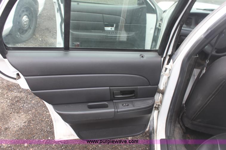 image for item 4060 2006 Ford Crown Victoria Police Interceptor