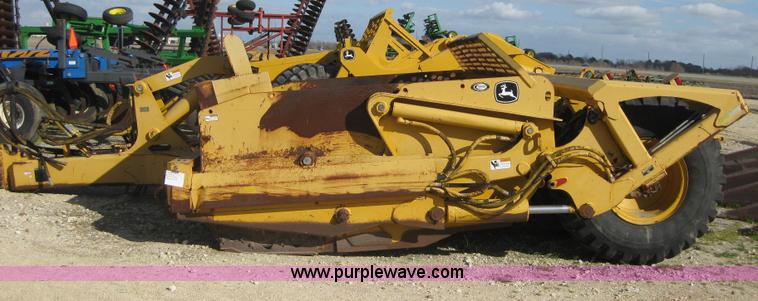 image for item 1602 2004 John Deere 1812C pull type pivot scraper