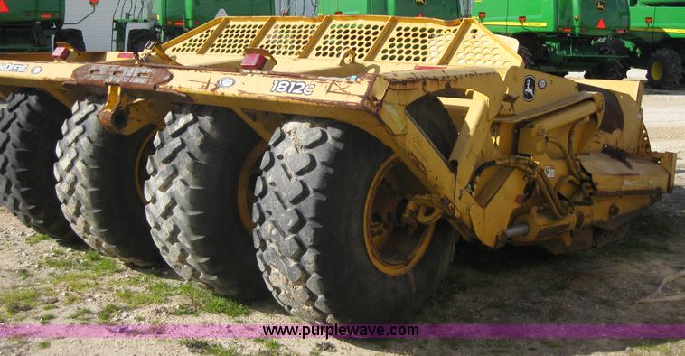 image for item 1602 2004 John Deere 1812C pull type pivot scraper