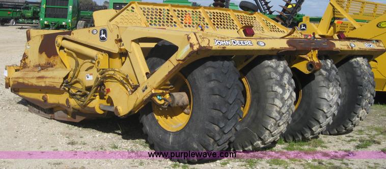 image for item 1602 2004 John Deere 1812C pull type pivot scraper