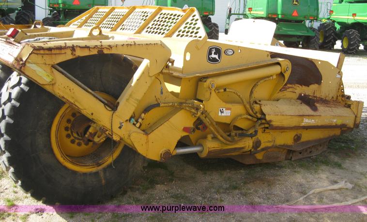 image for item 1602 2004 John Deere 1812C pull type pivot scraper