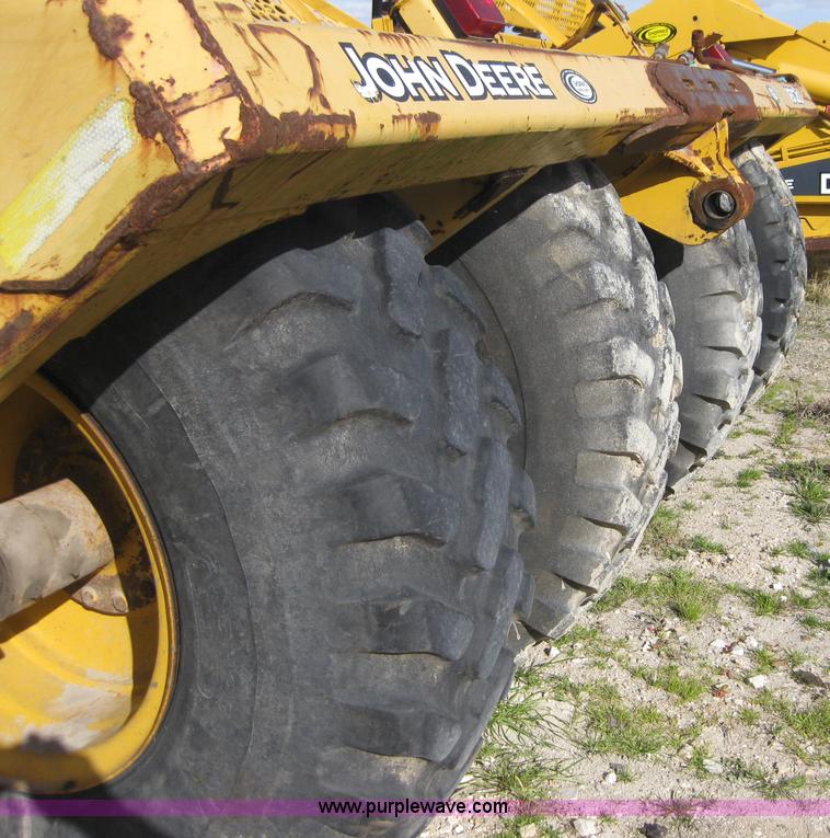 image for item 1602 2004 John Deere 1812C pull type pivot scraper