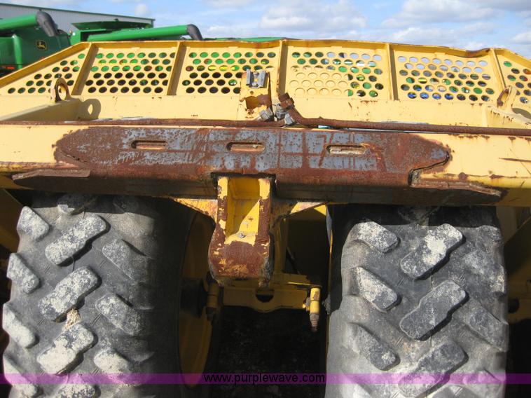 image for item 1602 2004 John Deere 1812C pull type pivot scraper