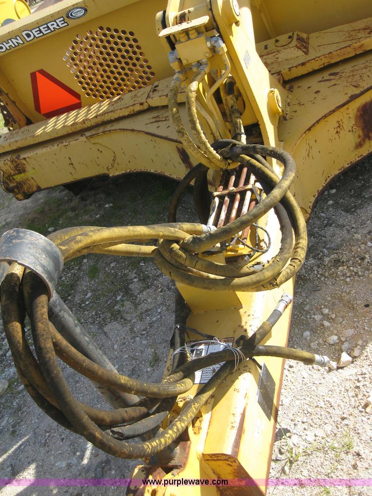 image for item 1602 2004 John Deere 1812C pull type pivot scraper