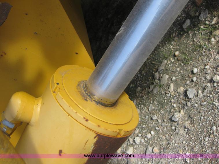 image for item 1602 2004 John Deere 1812C pull type pivot scraper