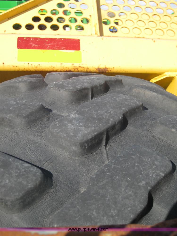 image for item 1602 2004 John Deere 1812C pull type pivot scraper