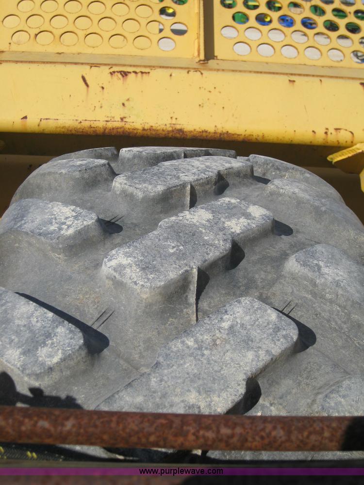 image for item 1602 2004 John Deere 1812C pull type pivot scraper