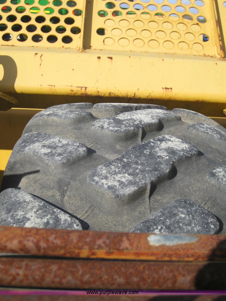 image for item 1602 2004 John Deere 1812C pull type pivot scraper