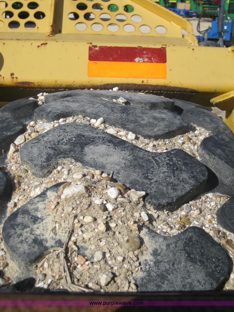 image for item 1602 2004 John Deere 1812C pull type pivot scraper