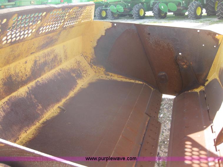 image for item 1602 2004 John Deere 1812C pull type pivot scraper