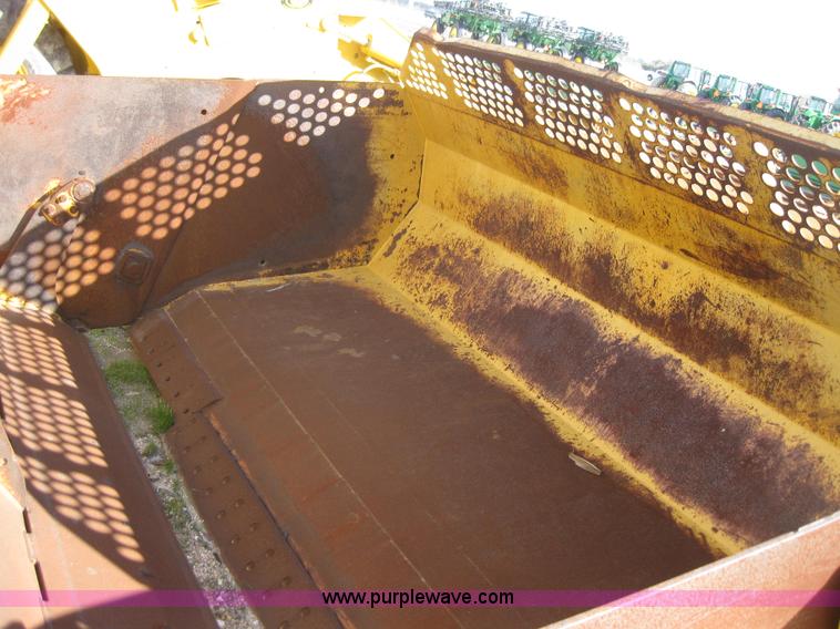 image for item 1602 2004 John Deere 1812C pull type pivot scraper