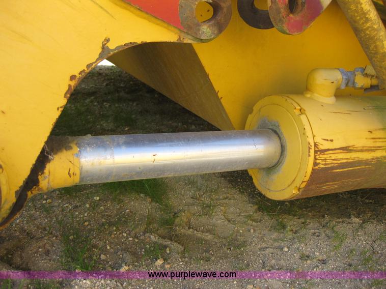 image for item 1602 2004 John Deere 1812C pull type pivot scraper