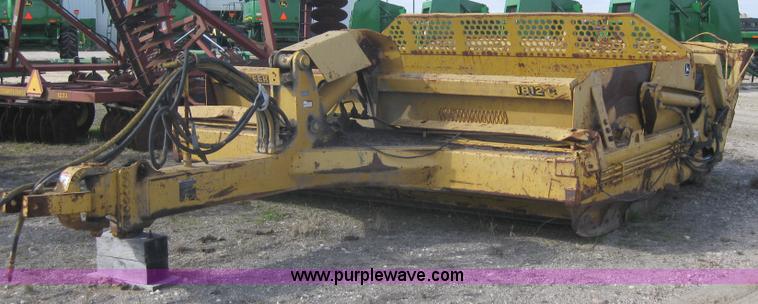 image for item 1603 2000 John Deere 1812C pull type pivot scraper