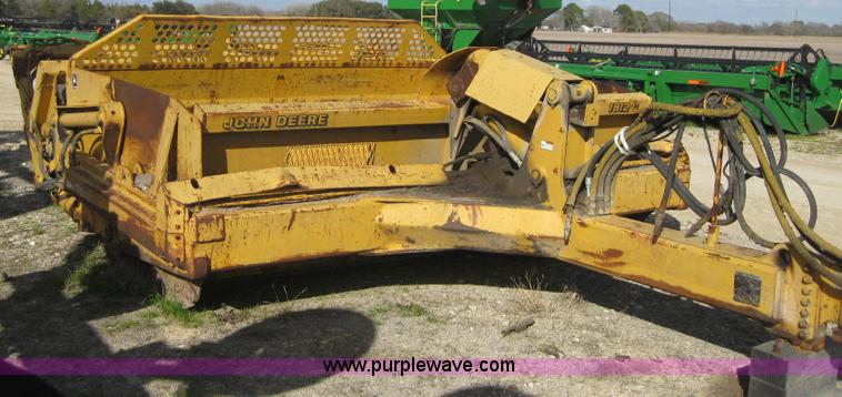 image for item 1603 2000 John Deere 1812C pull type pivot scraper