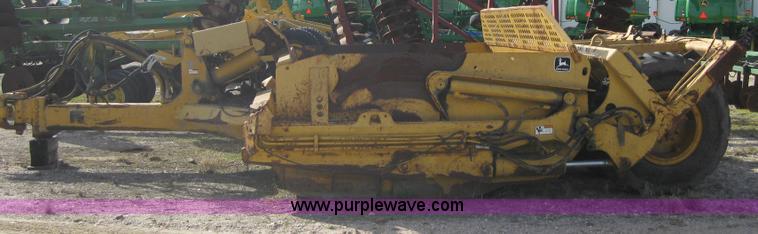 image for item 1603 2000 John Deere 1812C pull type pivot scraper