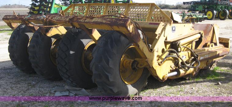 image for item 1603 2000 John Deere 1812C pull type pivot scraper