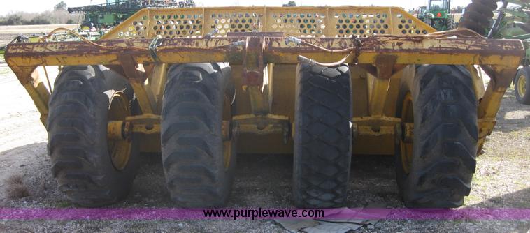 image for item 1603 2000 John Deere 1812C pull type pivot scraper