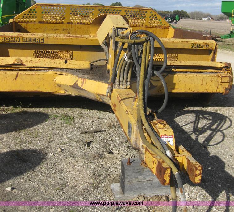 image for item 1603 2000 John Deere 1812C pull type pivot scraper