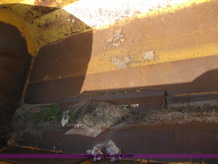 image for item 1603 2000 John Deere 1812C pull type pivot scraper