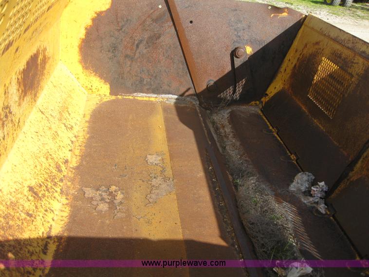 image for item 1603 2000 John Deere 1812C pull type pivot scraper