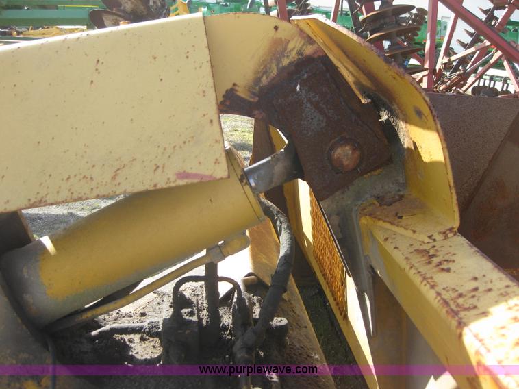 image for item 1603 2000 John Deere 1812C pull type pivot scraper