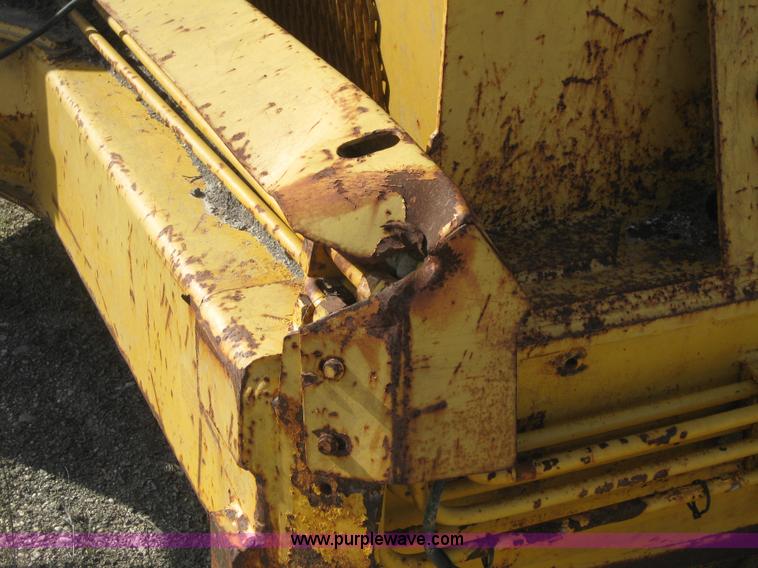 image for item 1603 2000 John Deere 1812C pull type pivot scraper