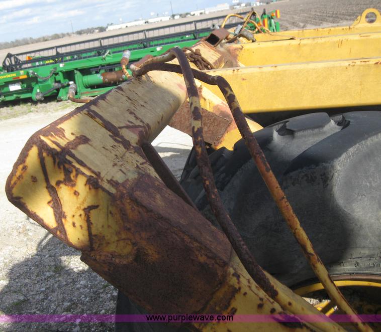 image for item 1603 2000 John Deere 1812C pull type pivot scraper