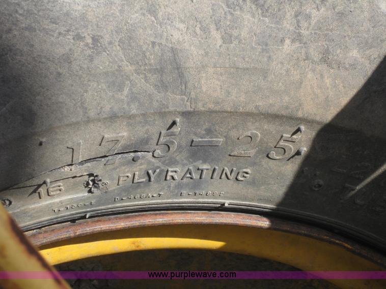 image for item 1603 2000 John Deere 1812C pull type pivot scraper