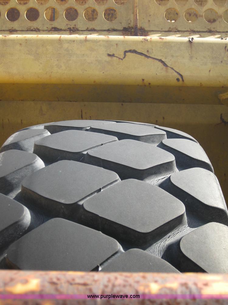 image for item 1603 2000 John Deere 1812C pull type pivot scraper