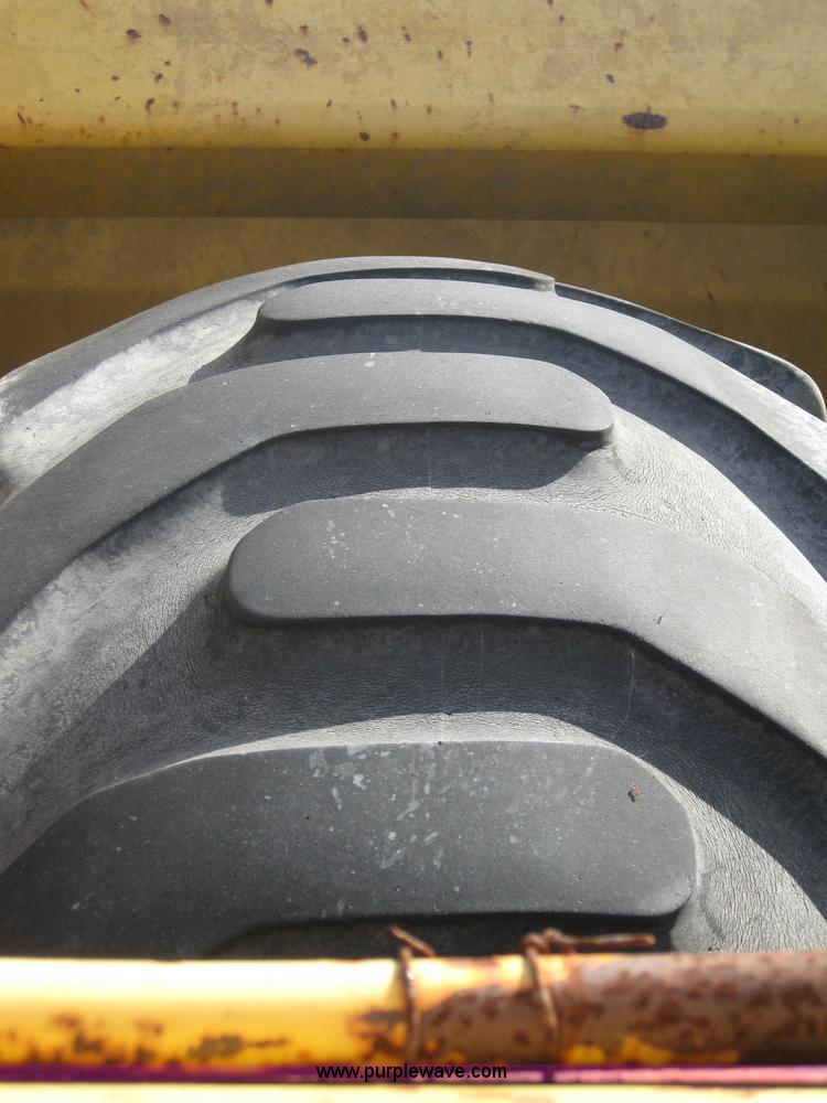 image for item 1603 2000 John Deere 1812C pull type pivot scraper