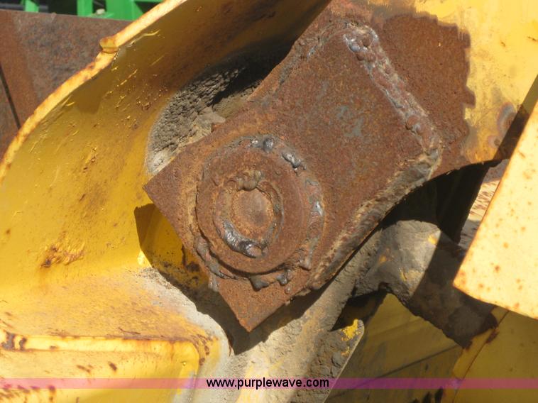 image for item 1603 2000 John Deere 1812C pull type pivot scraper