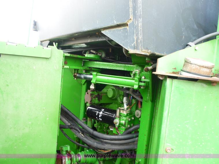 image for item 2751 1991 John Deere 8760 4WD tractor