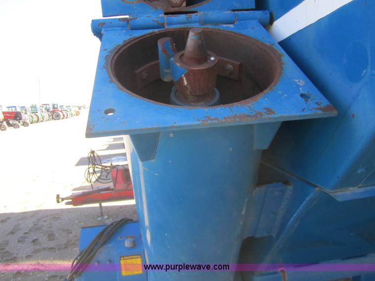 image for item 3398 1991 Kinze 840 row crop grain cart