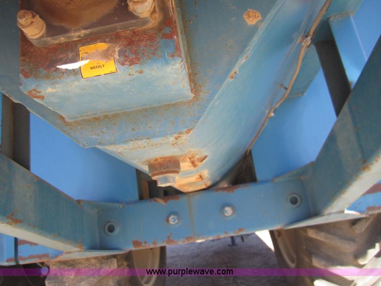 image for item 3398 1991 Kinze 840 row crop grain cart