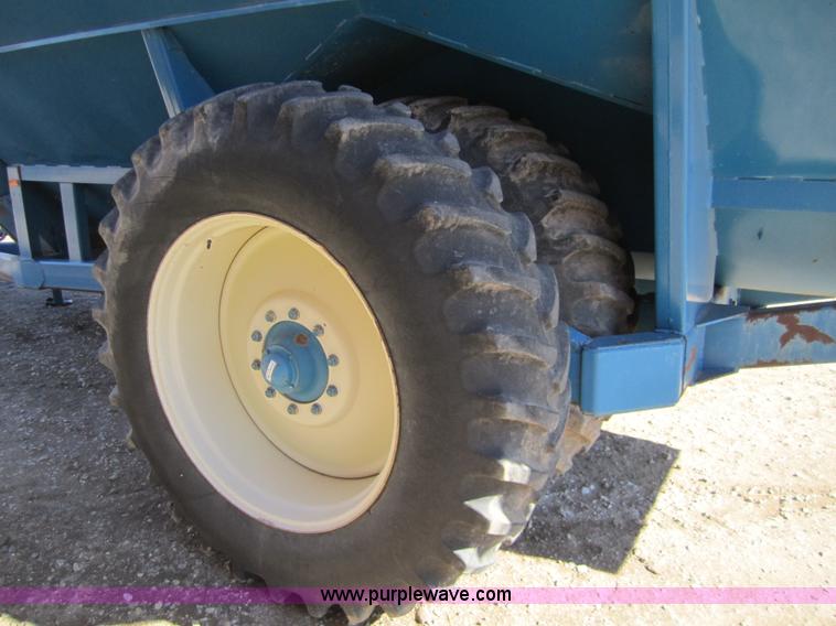 image for item 3398 1991 Kinze 840 row crop grain cart