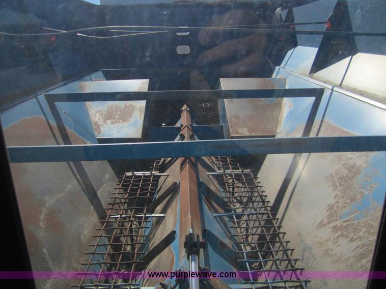 image for item 3398 1991 Kinze 840 row crop grain cart